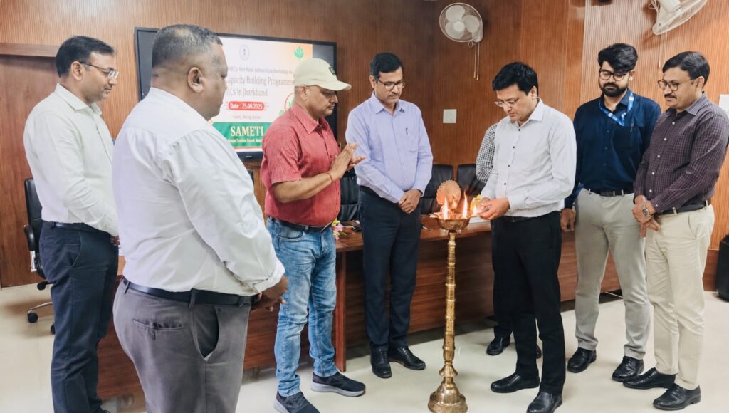 Rajeev Singh, Managing Director of Sansar Green Mission, presents the Jharkhand Agriculture Export Roadmap 2030 to Farmer Producer Organisation representatives at a workshop in Ranchi.