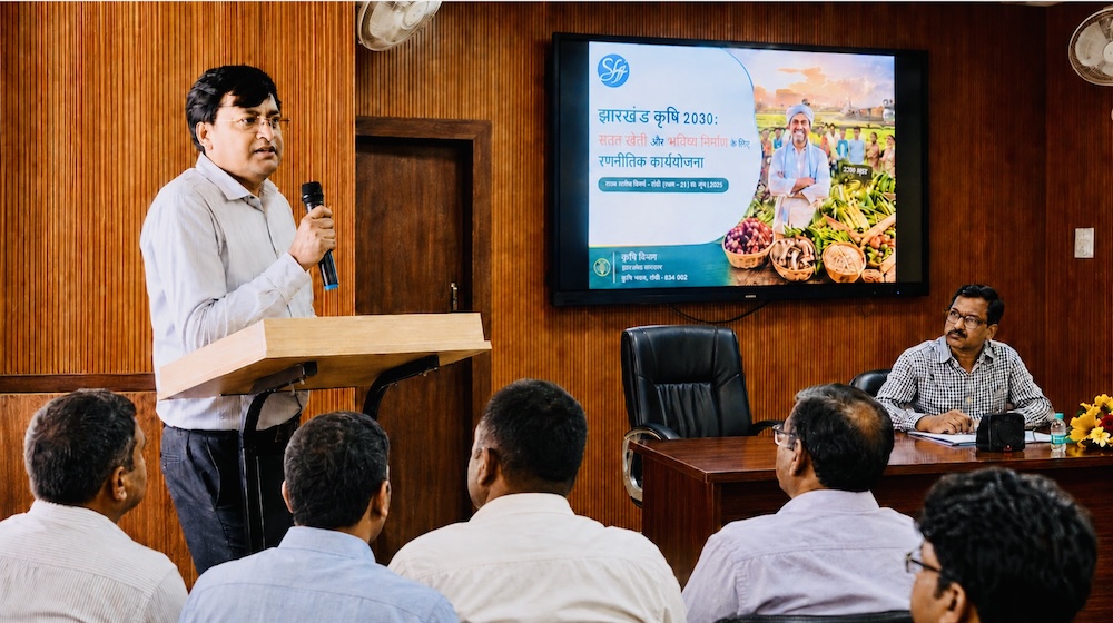 Rajeev Singh, Managing Director of Sansar Green Mission, presents the Jharkhand Agriculture Export Roadmap 2030 to Farmer Producer Organisation representatives at an agriculture workshop in Ranchi.