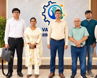 Rajeev Singh of Sansar Green with IIT (ISM) Dhanbad representatives and District Agriculture Officer Anjana during discussions on the dry-leaf organic manure initiative.